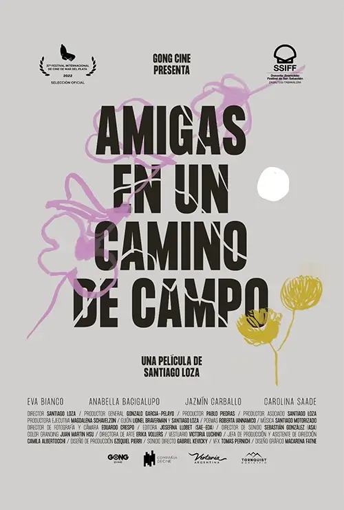 Amigas en un camino de campo